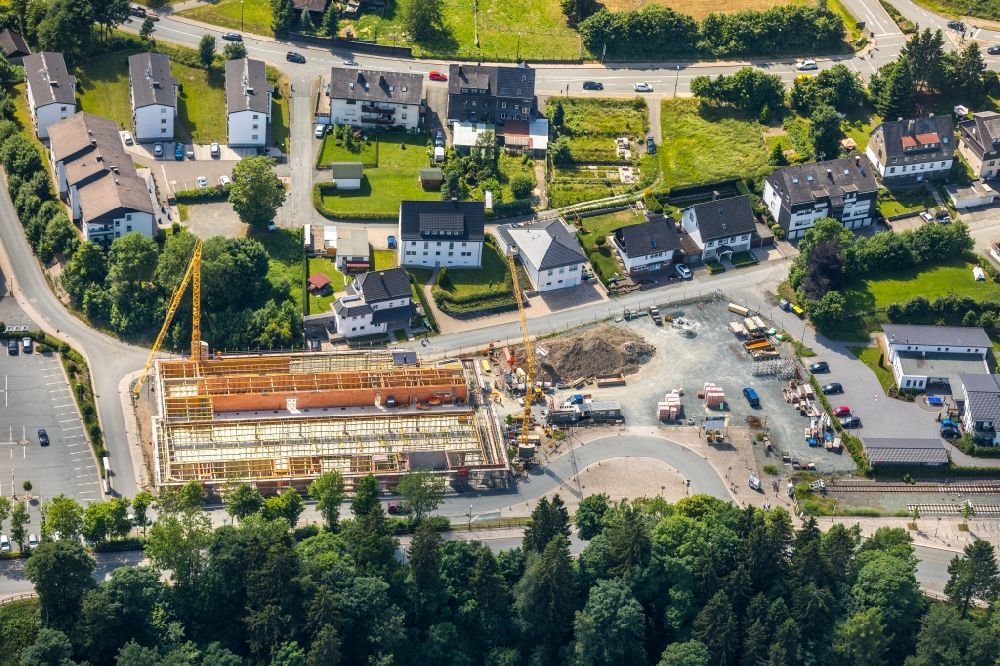 Luftaufnahme Winterberg - Baustelle zum Neubau des Gebäudekomplexes des Einkaufszentrum Neue Mitte 3 in Winterberg im Bundesland Nordrhein-Westfalen, Deutschland