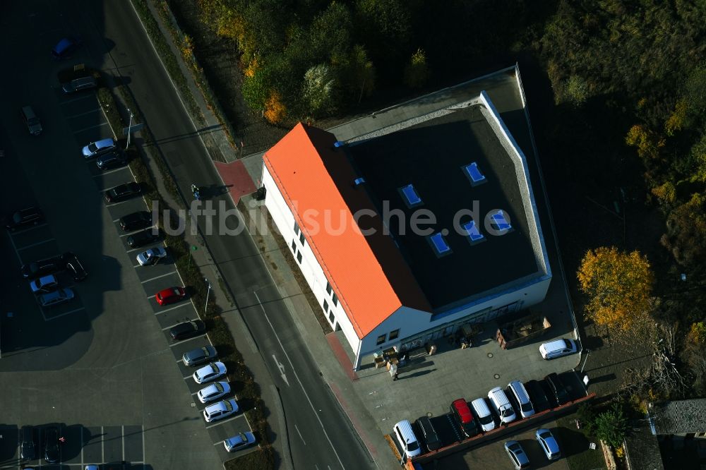 Luftbild Werneuchen - Baustelle zum Neubau des Gebäudekomplexes des Einkaufszentrum einer Rossmann-Filiale an der Schulstraße in Werneuchen im Bundesland Brandenburg, Deutschland