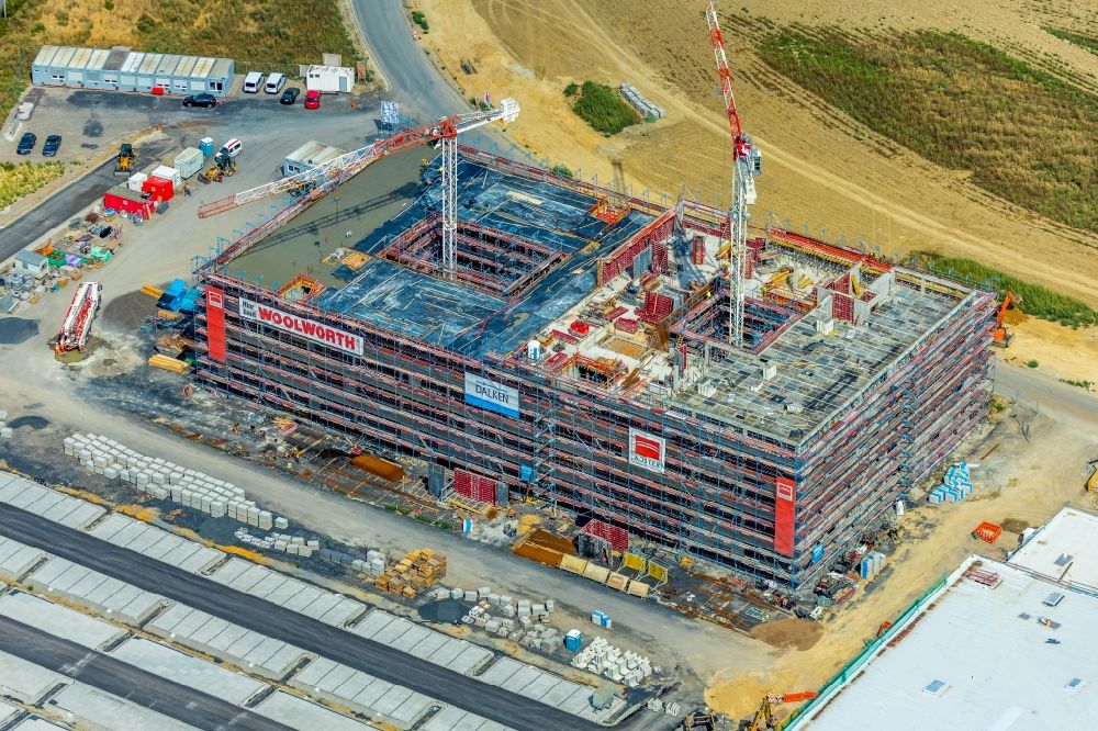 Unna von oben - Baustelle zum Neubau eines Gebäudekomplexes auf dem Gelände des Logistikzentrums der Woolworth GmbH im Gewerbegebiet in Kamen im Bundesland Nordrhein-Westfalen, Deutschland