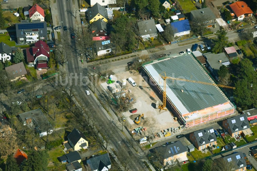 Luftbild Berlin - Baustelle zum Neubau des Gebäudekomplexes eines Supermarkts an der Köpenicker Straße im Ortsteil Biesdorf in Berlin, Deutschland