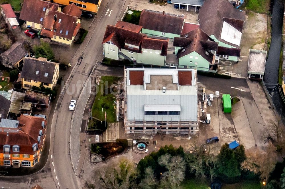 Luftaufnahme Rust - Baustelle zum Neubau eines Gebäudes der Stadtverwaltung - Rathaus in Rust im Bundesland Baden-Württemberg, Deutschland