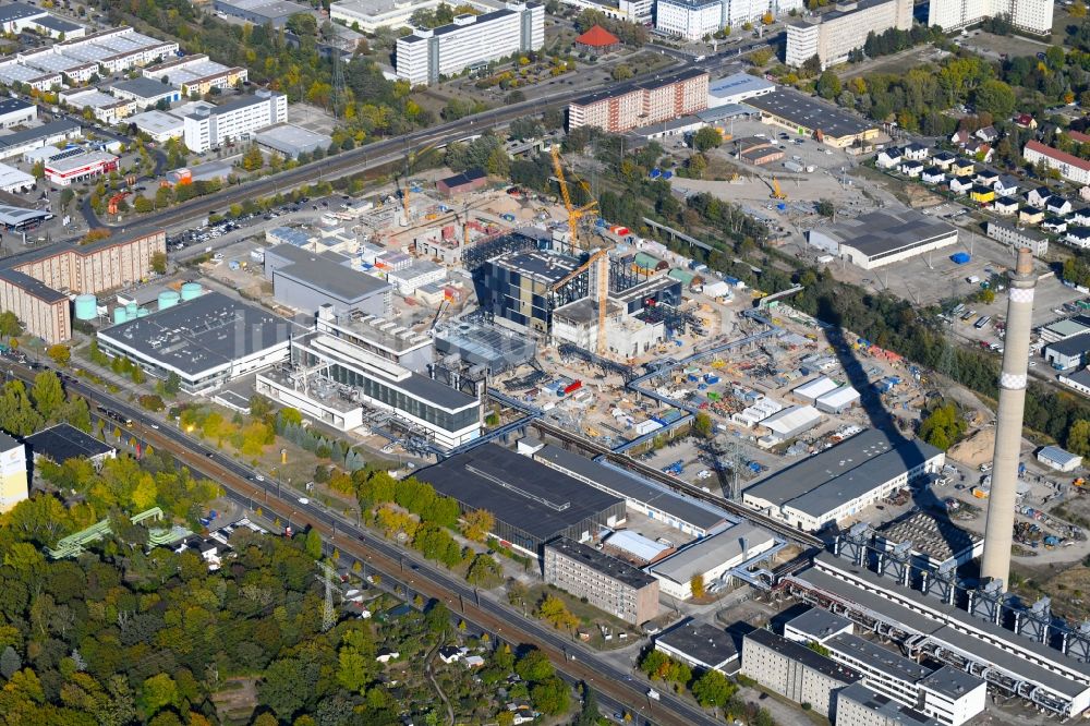 Berlin aus der Vogelperspektive: Baustelle zum Neubau des Heizkraftwerkes - Kraft-Wärme-Kopplungsanlage im Ortsteil Marzahn in Berlin, Deutschland