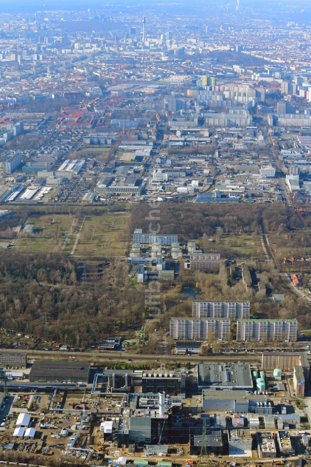 Luftaufnahme Berlin - Baustelle zum Neubau des Heizkraftwerkes - Kraft-Wärme-Kopplungsanlage im Ortsteil Marzahn in Berlin, Deutschland
