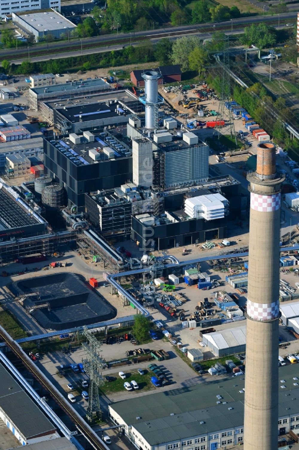 Luftaufnahme Berlin - Baustelle zum Neubau des Heizkraftwerkes - Kraft-Wärme-Kopplungsanlage im Ortsteil Marzahn in Berlin, Deutschland