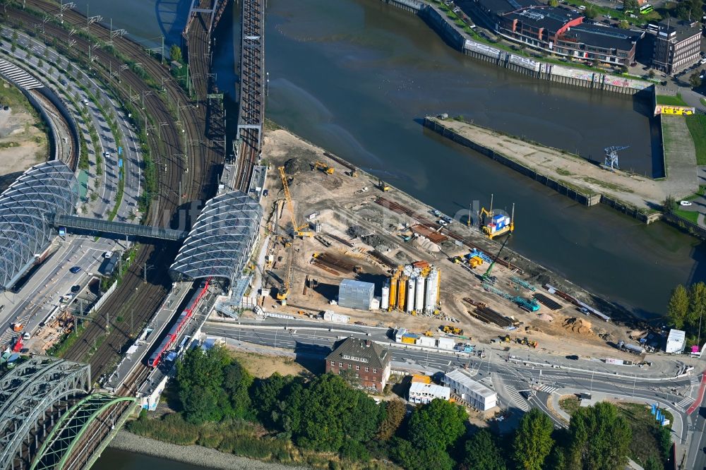Hamburg aus der Vogelperspektive: Baustelle zum Neubau des Hochhaus- Gebäudekomplexes Elbtower im Ortsteil HafenCity in Hamburg, Deutschland