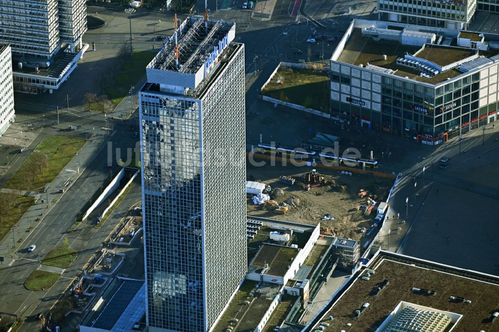 Luftbild Berlin - Baustelle zum Neubau des Hochhaus- Gebäudekomplexes am Alexanderplatz im Ortsteil Mitte in Berlin, Deutschland