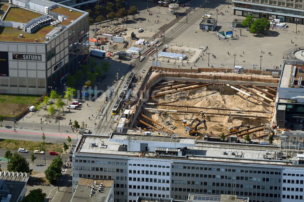 Berlin aus der Vogelperspektive: Baustelle zum Neubau des Hochhaus- Gebäudekomplexes ALX in Berlin, Deutschland