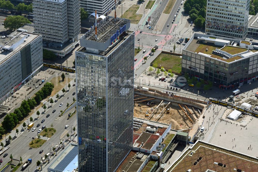 Luftaufnahme Berlin - Baustelle zum Neubau des Hochhaus- Gebäudekomplexes ALX in Berlin, Deutschland
