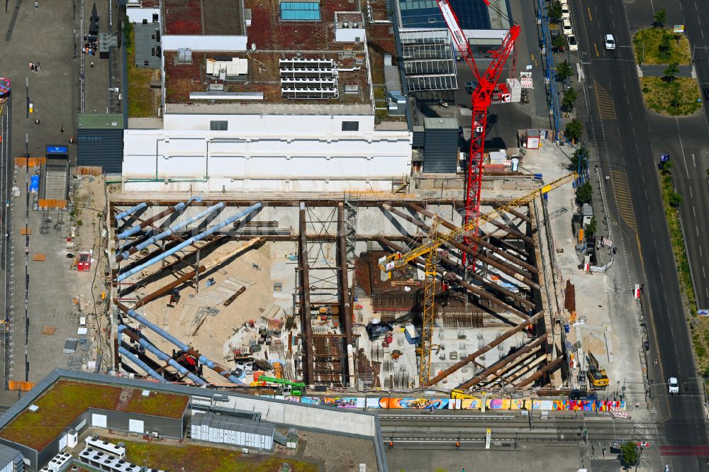 Berlin aus der Vogelperspektive: Baustelle zum Neubau des Hochhaus- Gebäudekomplexes ALX in Berlin, Deutschland