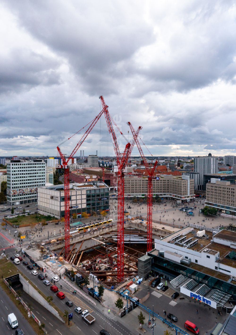 Luftbild Berlin - Baustelle zum Neubau des Hochhaus- Gebäudekomplexes ALX in Berlin, Deutschland