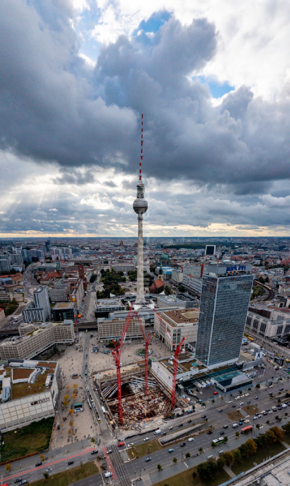 Berlin von oben - Baustelle zum Neubau des Hochhaus- Gebäudekomplexes ALX in Berlin, Deutschland