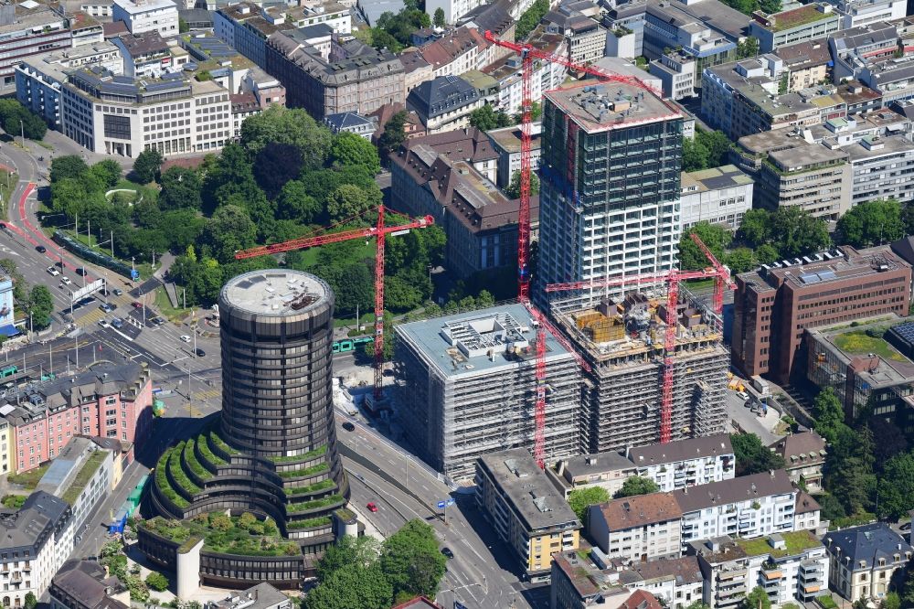 Basel von oben - Baustelle zum Neubau des Hochhaus- Gebäudekomplexes Baloise neben dem runden Turm der Bank für Internationalen Zahlungsausgleich BIZ in Basel, Schweiz