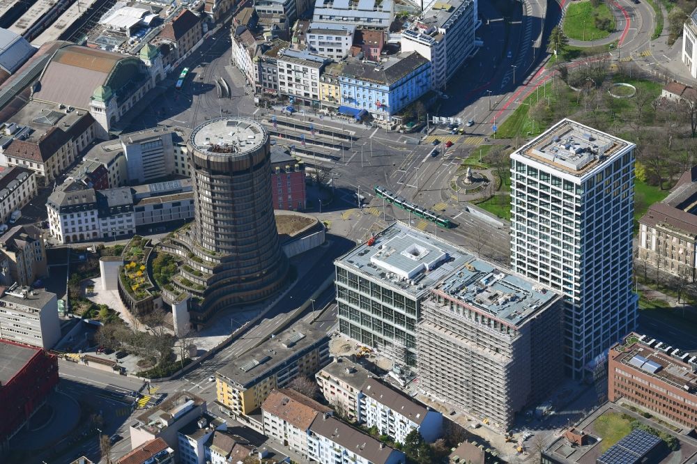Basel aus der Vogelperspektive: Baustelle zum Neubau des Hochhaus- Gebäudekomplexes Baloise neben dem runden Turm der Bank für Internationalen Zahlungsausgleich BIZ in Basel, Schweiz