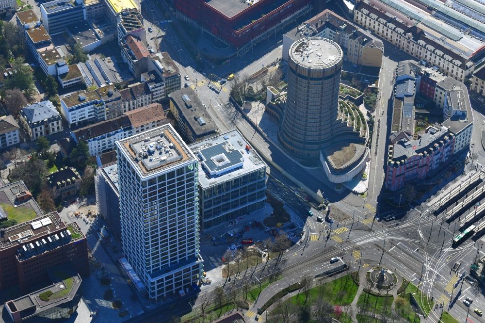 Luftbild Basel - Baustelle zum Neubau des Hochhaus- Gebäudekomplexes Baloise neben dem runden Turm der Bank für Internationalen Zahlungsausgleich BIZ in Basel, Schweiz