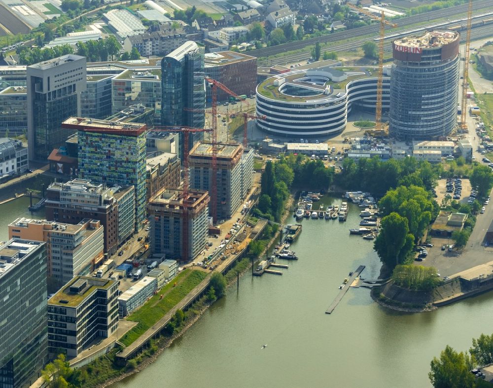 Düsseldorf von oben - Baustelle zum Neubau des Hochhaus- Gebäudekomplexes Düsseldorfer Heimathafen in Düsseldorf im Bundesland Nordrhein-Westfalen, Deutschland