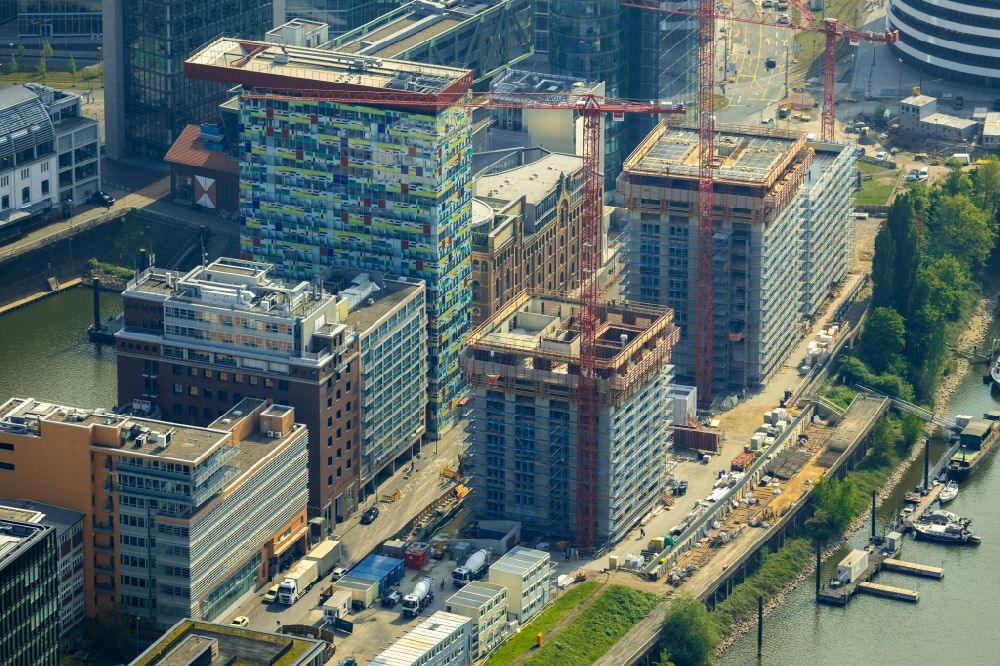 Luftbild Düsseldorf - Baustelle zum Neubau des Hochhaus- Gebäudekomplexes Düsseldorfer Heimathafen in Düsseldorf im Bundesland Nordrhein-Westfalen, Deutschland