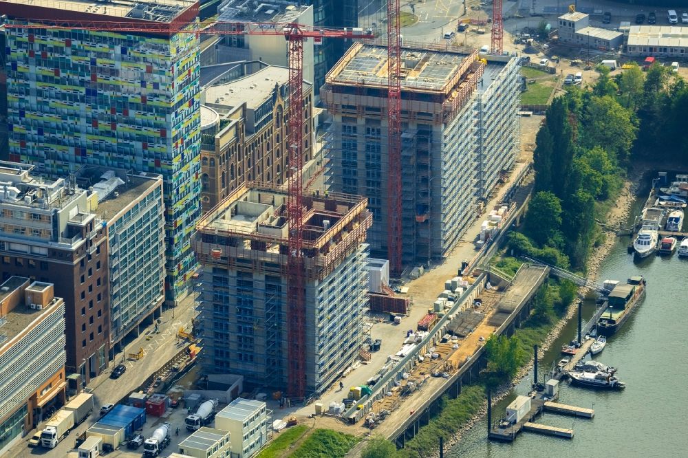 Luftaufnahme Düsseldorf - Baustelle zum Neubau des Hochhaus- Gebäudekomplexes Düsseldorfer Heimathafen in Düsseldorf im Bundesland Nordrhein-Westfalen, Deutschland