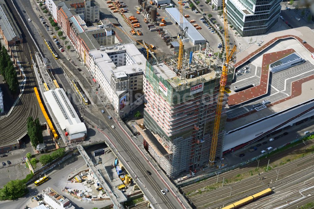 Luftbild Berlin - Baustelle zum Neubau des Hochhaus- Gebäudekomplexes EDGE East Side - Amazon Tower in Berlin, Deutschland