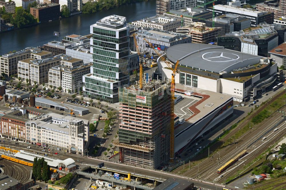 Luftaufnahme Berlin - Baustelle zum Neubau des Hochhaus- Gebäudekomplexes EDGE East Side - Amazon Tower in Berlin, Deutschland