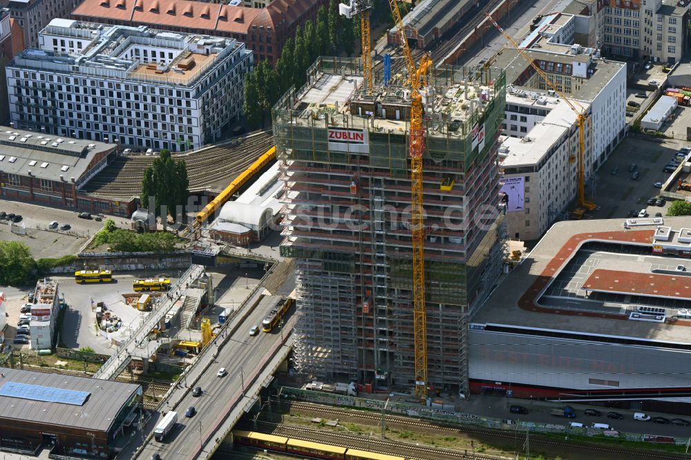 Berlin aus der Vogelperspektive: Baustelle zum Neubau des Hochhaus- Gebäudekomplexes EDGE East Side - Amazon Tower in Berlin, Deutschland