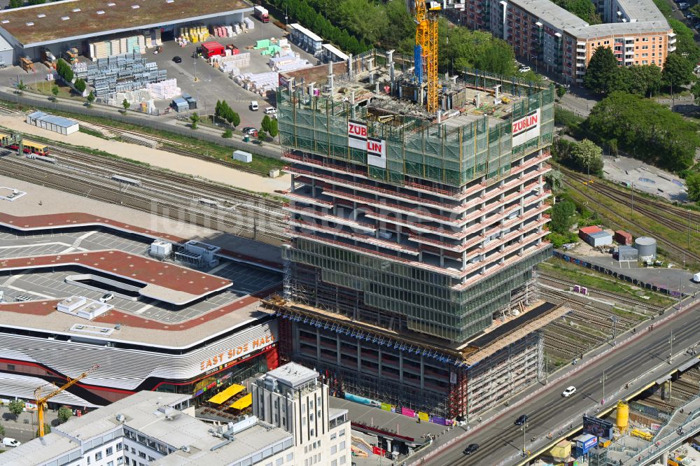 Luftbild Berlin - Baustelle zum Neubau des Hochhaus- Gebäudekomplexes EDGE East Side - Amazon Tower in Berlin, Deutschland