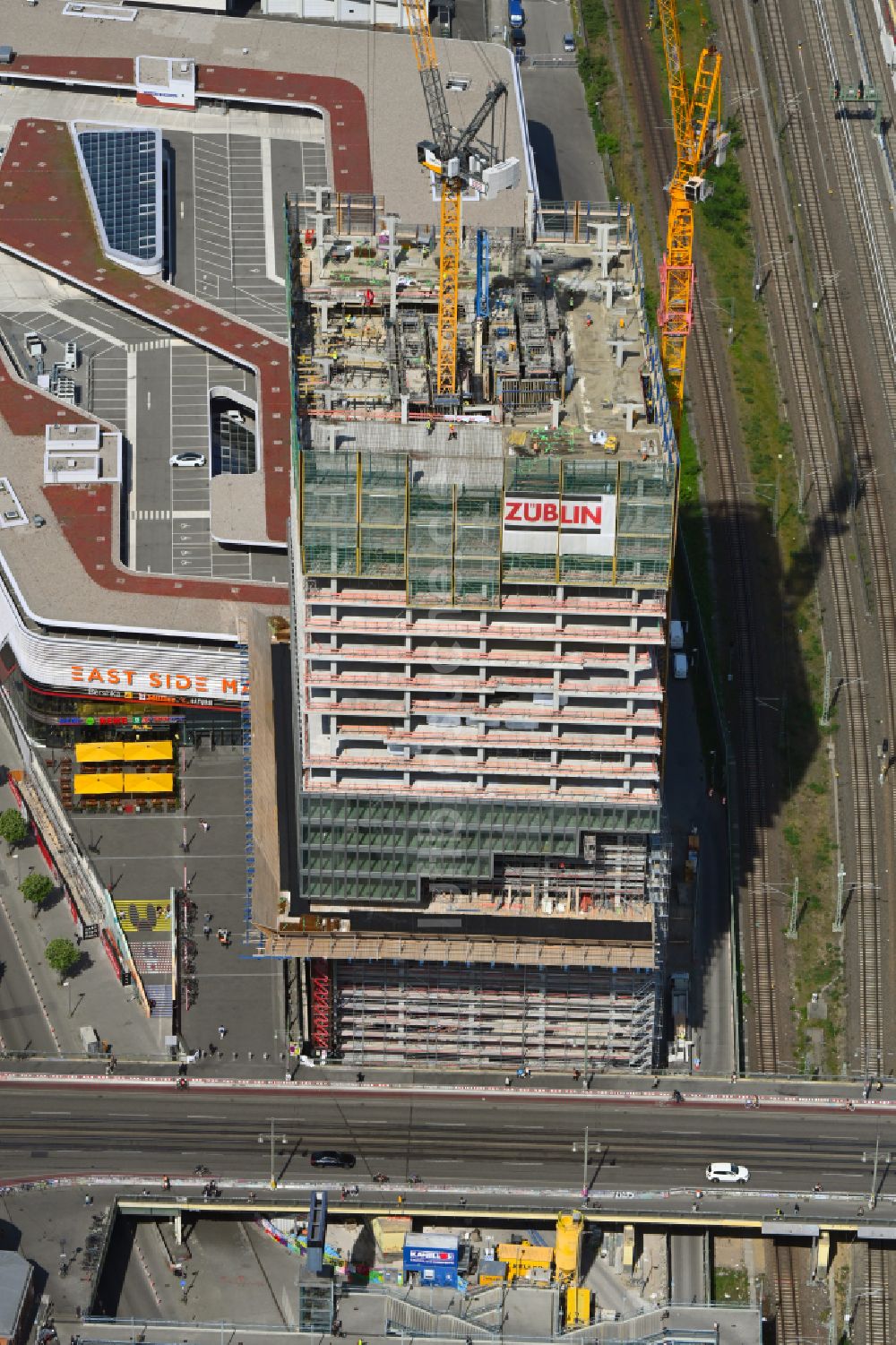 Luftaufnahme Berlin - Baustelle zum Neubau des Hochhaus- Gebäudekomplexes EDGE East Side - Amazon Tower in Berlin, Deutschland