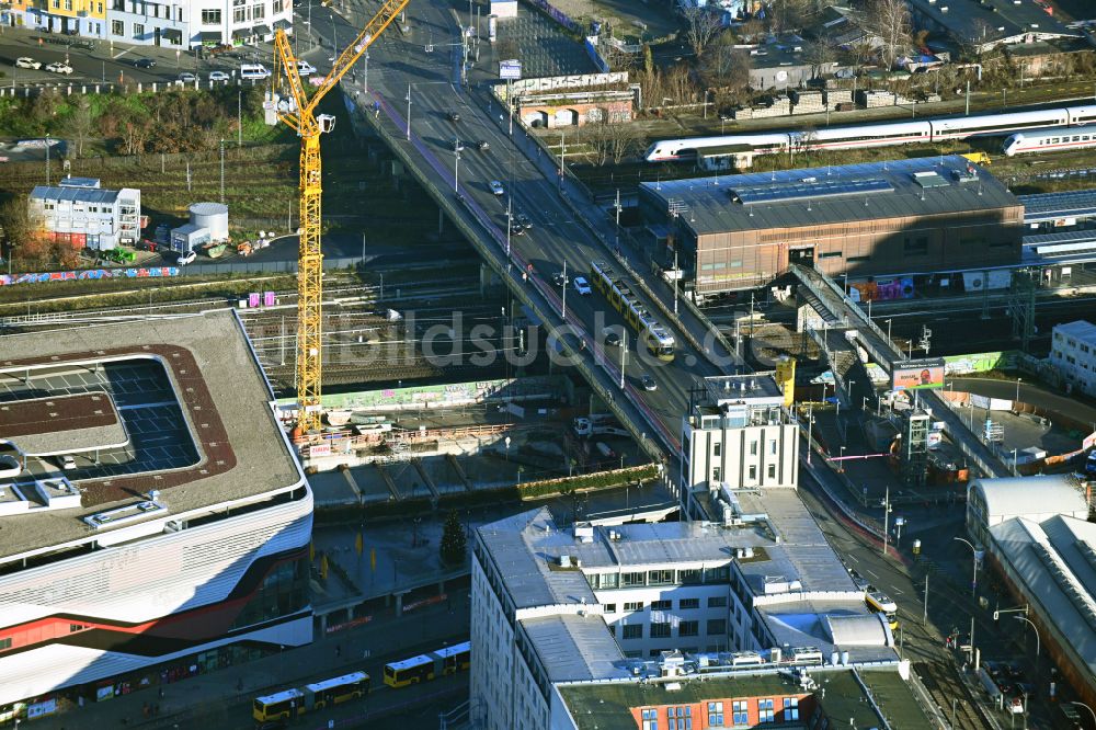 Luftbild Berlin - Baustelle zum Neubau des Hochhaus- Gebäudekomplexes EDGE East Side in Berlin, Deutschland