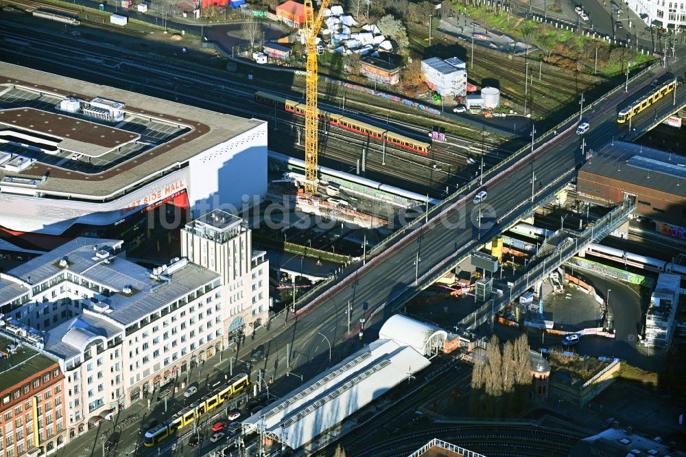 Luftaufnahme Berlin - Baustelle zum Neubau des Hochhaus- Gebäudekomplexes EDGE East Side in Berlin, Deutschland