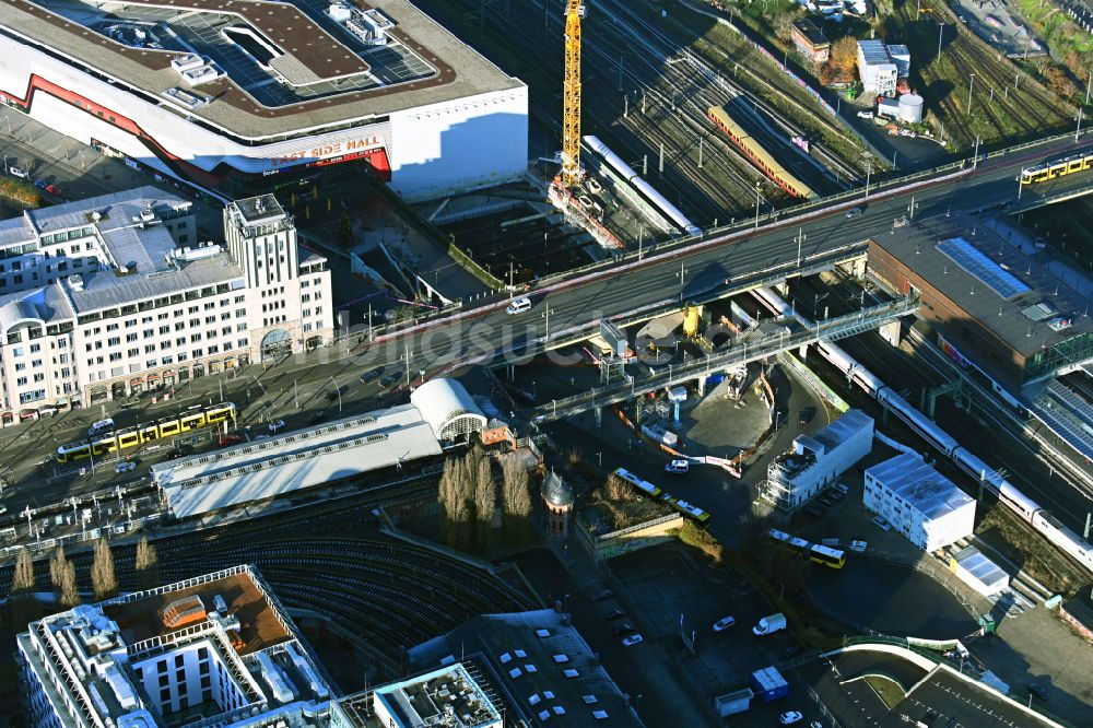 Berlin von oben - Baustelle zum Neubau des Hochhaus- Gebäudekomplexes EDGE East Side in Berlin, Deutschland