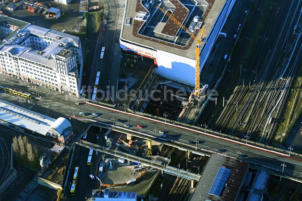 Berlin aus der Vogelperspektive: Baustelle zum Neubau des Hochhaus- Gebäudekomplexes EDGE East Side in Berlin, Deutschland