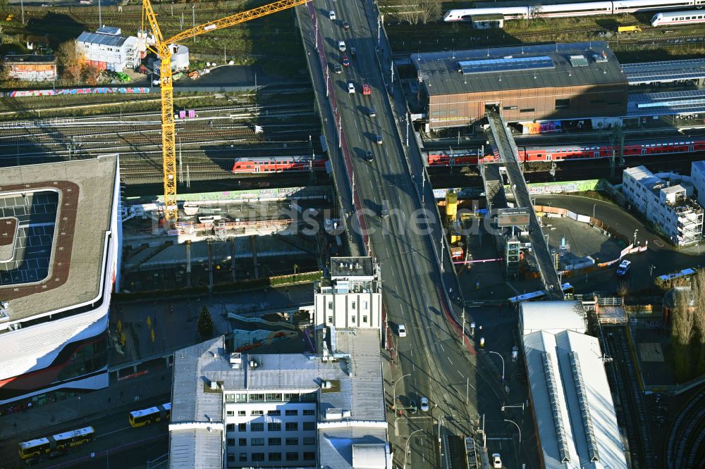 Luftbild Berlin - Baustelle zum Neubau des Hochhaus- Gebäudekomplexes EDGE East Side in Berlin, Deutschland
