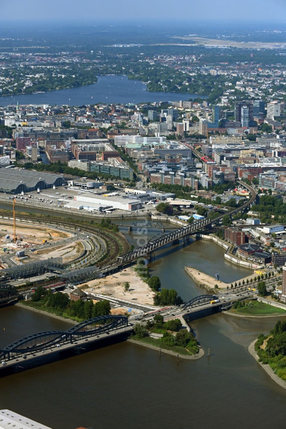 Luftbild Hamburg - Baustelle zum Neubau des Hochhaus- Gebäudekomplexes Elbtower im Ortsteil HafenCity in Hamburg, Deutschland