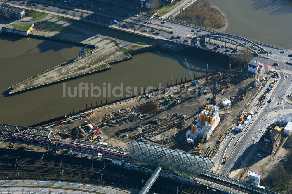 Luftaufnahme Hamburg - Baustelle zum Neubau des Hochhaus- Gebäudekomplexes Elbtower im Ortsteil HafenCity in Hamburg, Deutschland