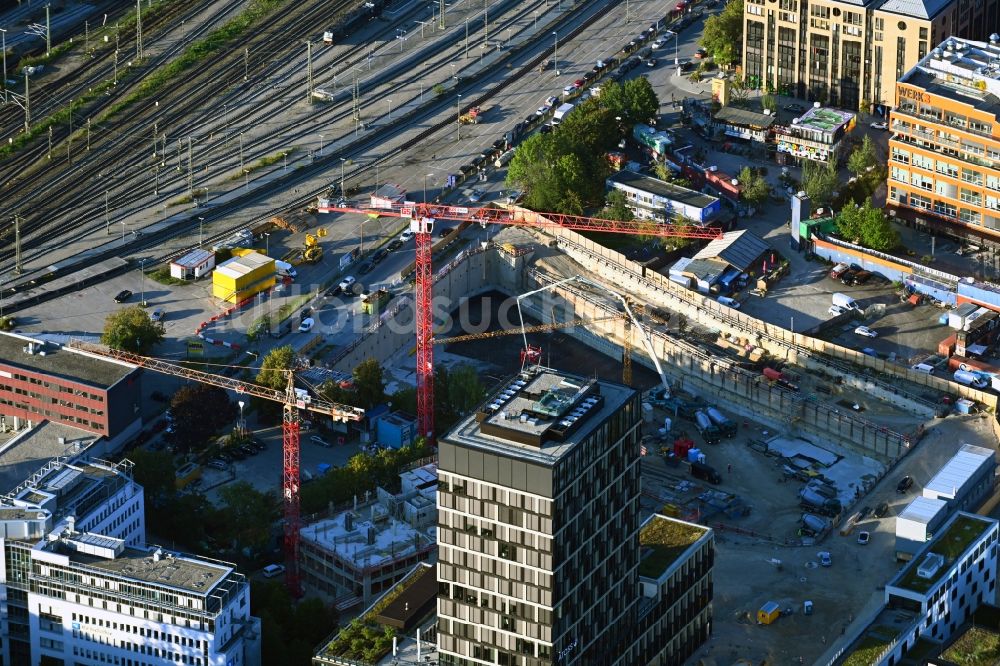 Luftbild München - Baustelle zum Neubau des Hochhaus- Gebäudekomplexes an der Friedentraße im Werksviertel im Ortsteil Berg am Laim in München im Bundesland Bayern, Deutschland