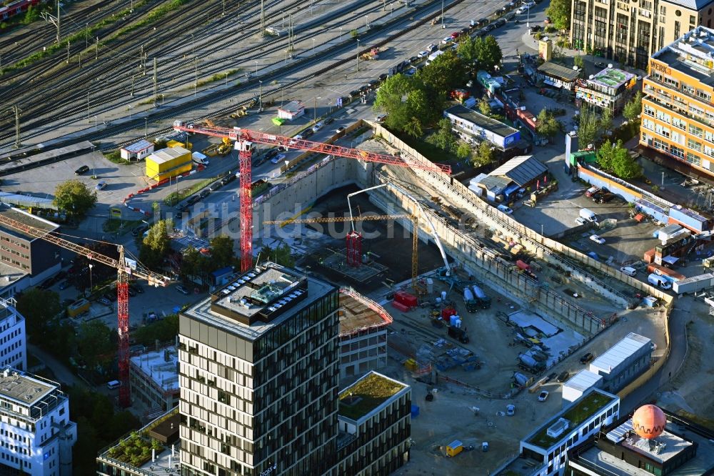 Luftaufnahme München - Baustelle zum Neubau des Hochhaus- Gebäudekomplexes an der Friedentraße im Werksviertel im Ortsteil Berg am Laim in München im Bundesland Bayern, Deutschland