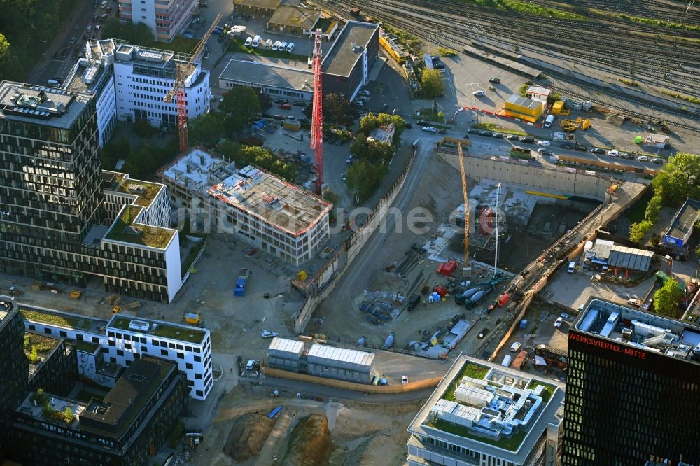 München von oben - Baustelle zum Neubau des Hochhaus- Gebäudekomplexes an der Friedentraße im Werksviertel im Ortsteil Berg am Laim in München im Bundesland Bayern, Deutschland