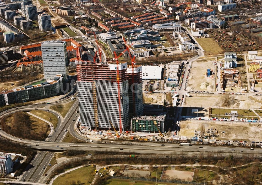Luftaufnahme München - Baustelle zum Neubau des Hochhaus- Gebäudekomplexes HighLight Towers im Ortsteil Schwabing-Freimann in München im Bundesland Bayern, Deutschland