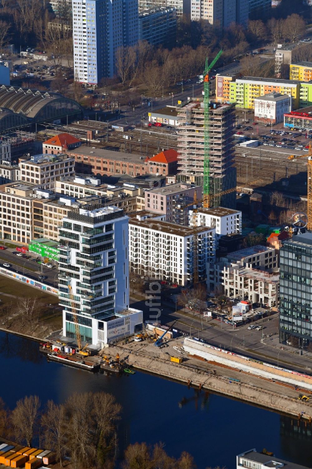 Luftbild Berlin - Baustelle zum Neubau des Hochhaus- Gebäudekomplexes Hochhaus am Postbahnhof im Ortsteil Friedrichshain in Berlin, Deutschland