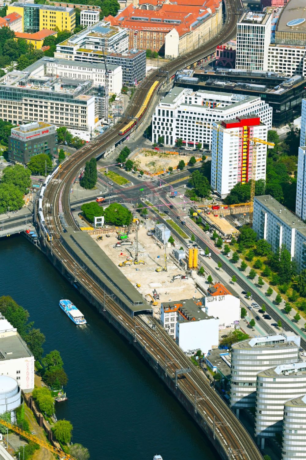 Berlin aus der Vogelperspektive: Baustelle zum Neubau des Hochhaus- Gebäudekomplexes JAHO Berlin-Mitte in Berlin, Deutschland