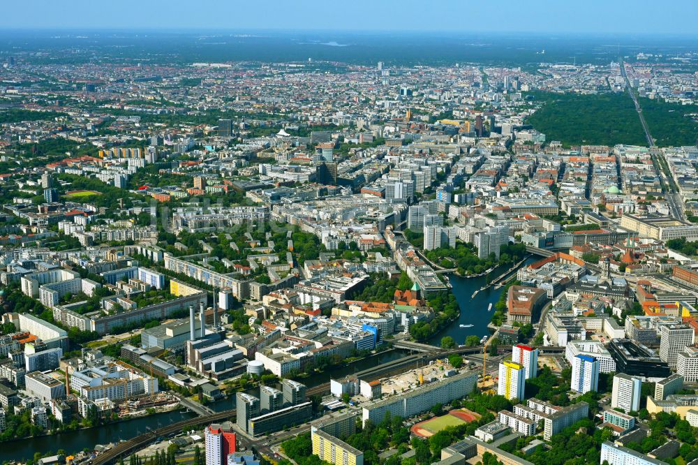 Luftaufnahme Berlin - Baustelle zum Neubau des Hochhaus- Gebäudekomplexes JAHO Berlin-Mitte in Berlin, Deutschland