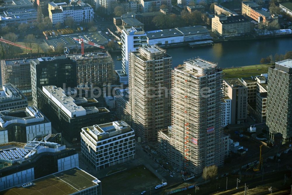 Luftbild Berlin - Baustelle zum Neubau des Hochhaus- Gebäudekomplexes Max & Moritz im Friedrichshain in Berlin, Deutschland