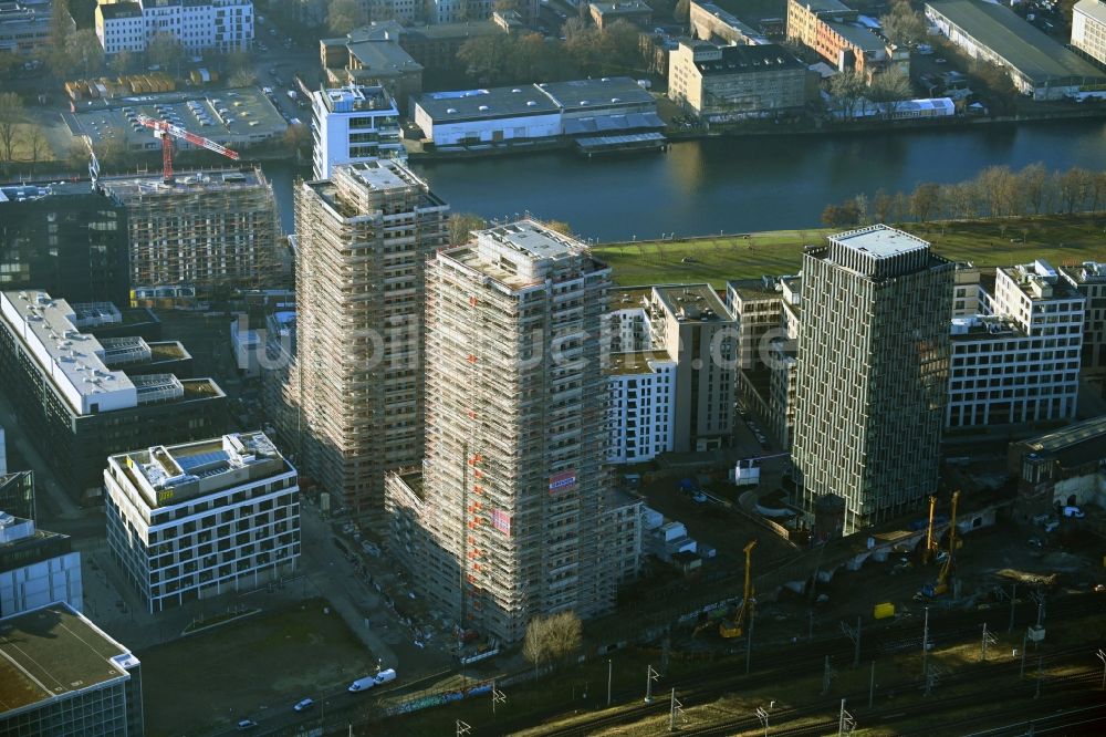 Luftaufnahme Berlin - Baustelle zum Neubau des Hochhaus- Gebäudekomplexes Max & Moritz im Friedrichshain in Berlin, Deutschland
