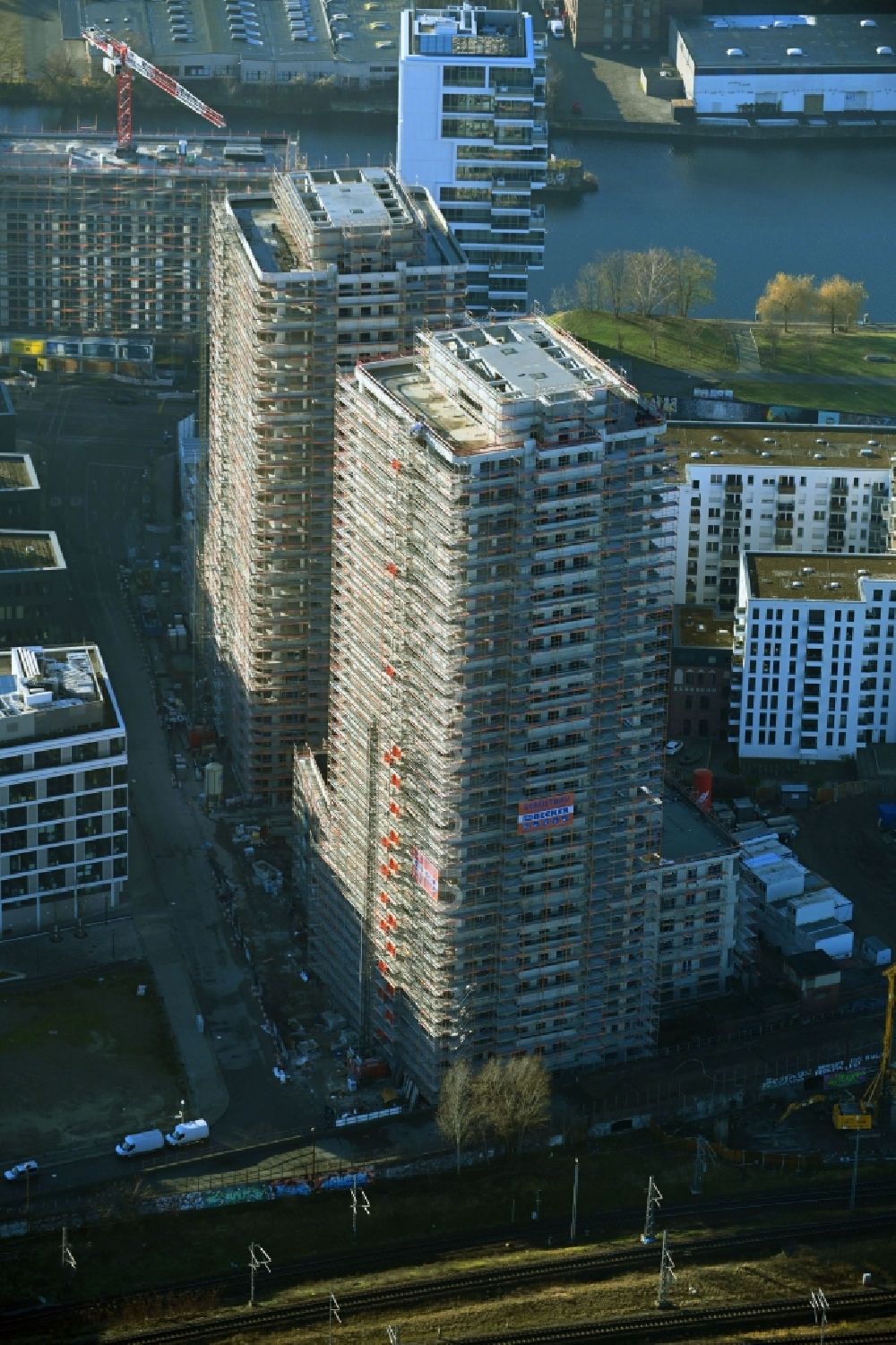 Berlin aus der Vogelperspektive: Baustelle zum Neubau des Hochhaus- Gebäudekomplexes Max & Moritz im Friedrichshain in Berlin, Deutschland