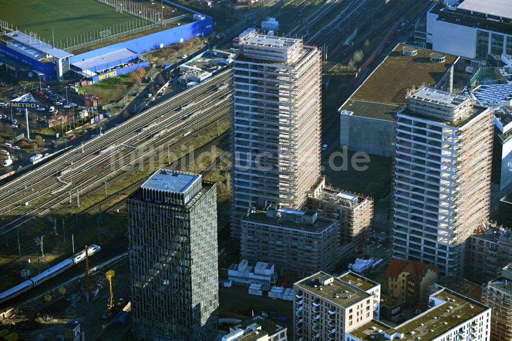 Berlin von oben - Baustelle zum Neubau des Hochhaus- Gebäudekomplexes Max & Moritz im Friedrichshain in Berlin, Deutschland