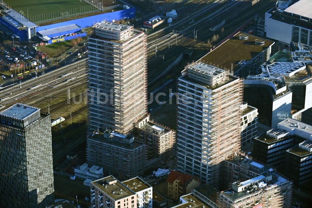 Berlin von oben - Baustelle zum Neubau des Hochhaus- Gebäudekomplexes Max & Moritz im Friedrichshain in Berlin, Deutschland