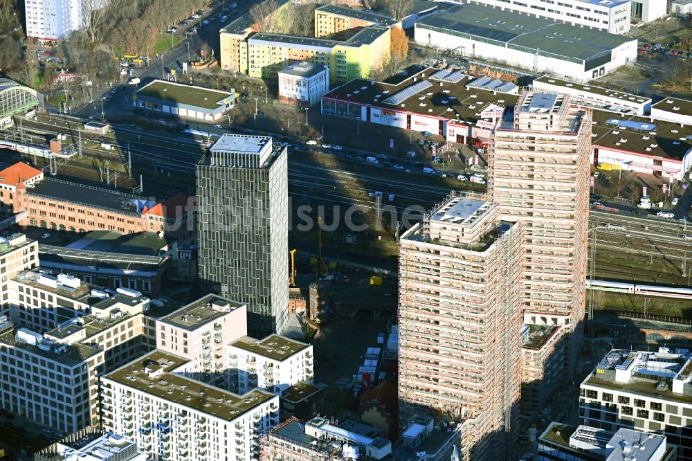 Luftbild Berlin - Baustelle zum Neubau des Hochhaus- Gebäudekomplexes Max & Moritz im Friedrichshain in Berlin, Deutschland