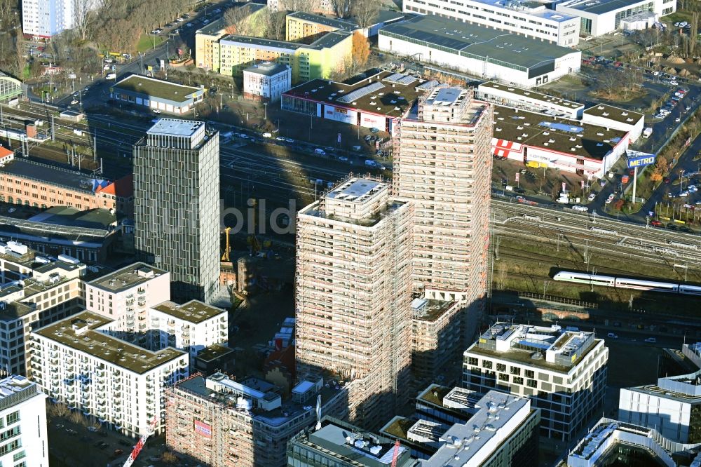 Luftaufnahme Berlin - Baustelle zum Neubau des Hochhaus- Gebäudekomplexes Max & Moritz im Friedrichshain in Berlin, Deutschland