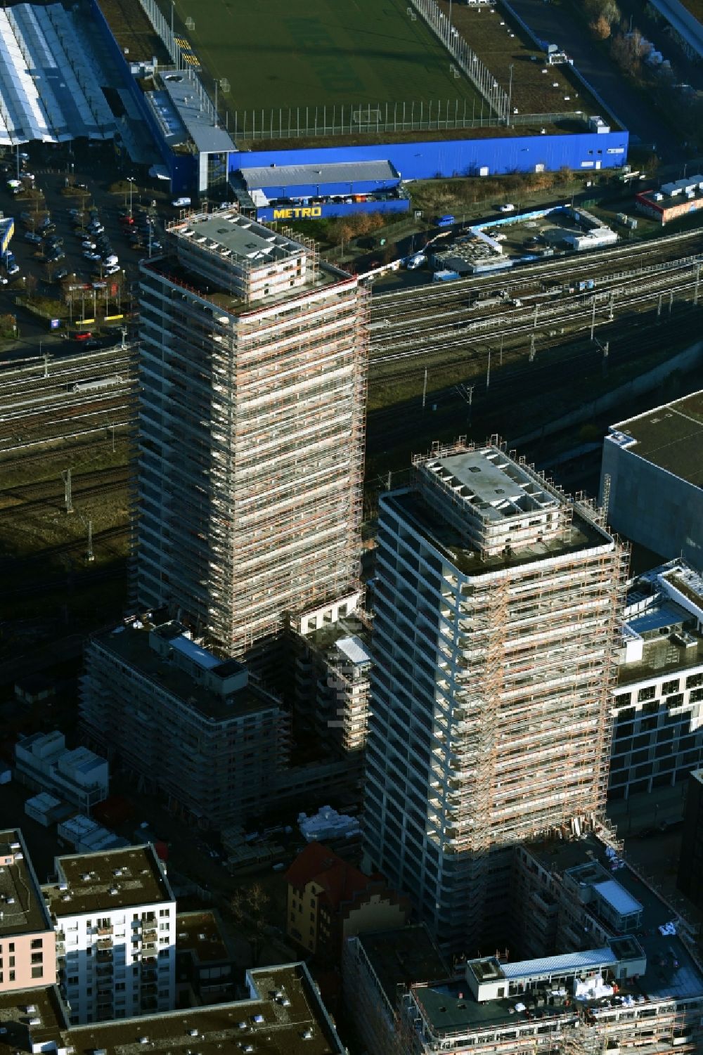 Berlin aus der Vogelperspektive: Baustelle zum Neubau des Hochhaus- Gebäudekomplexes Max & Moritz im Friedrichshain in Berlin, Deutschland
