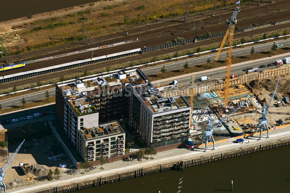 Hamburg aus der Vogelperspektive: Baustelle zum Neubau des Hochhaus- Gebäudekomplexes Roots im Ortsteil HafenCity in Hamburg, Deutschland