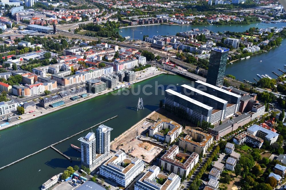 Luftbild Berlin - Baustelle zum Neubau des Hochhaus- Gebäudekomplexes am Ufer der Spree entlang der Fanny-Zobel-Straße im Ortsteil Treptow in Berlin, Deutschland